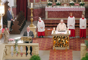 Blick von der Empore hinunter in die Kirche. Links am Ambo ist der Redner. Am Altar steht der Pfarrer.